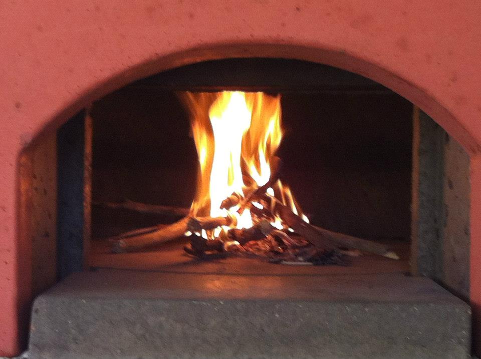 Rozpálení ohně v peci na pizzu