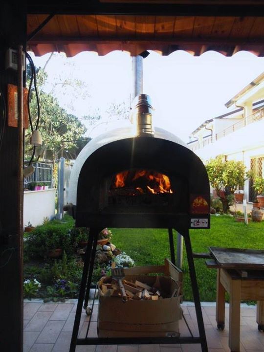 Italská přenosná pec na pizzu a chleba vytápěná dřevem