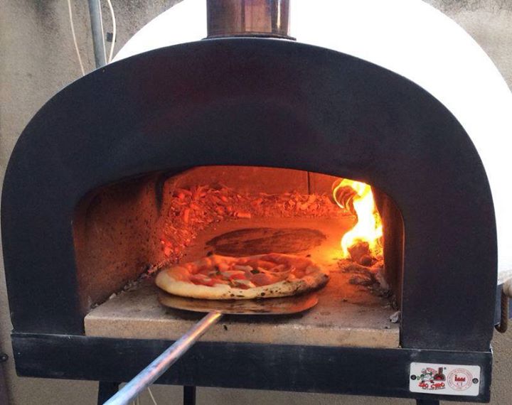 Italská přenosná pec na pizzu a chleba vytápěná dřevem