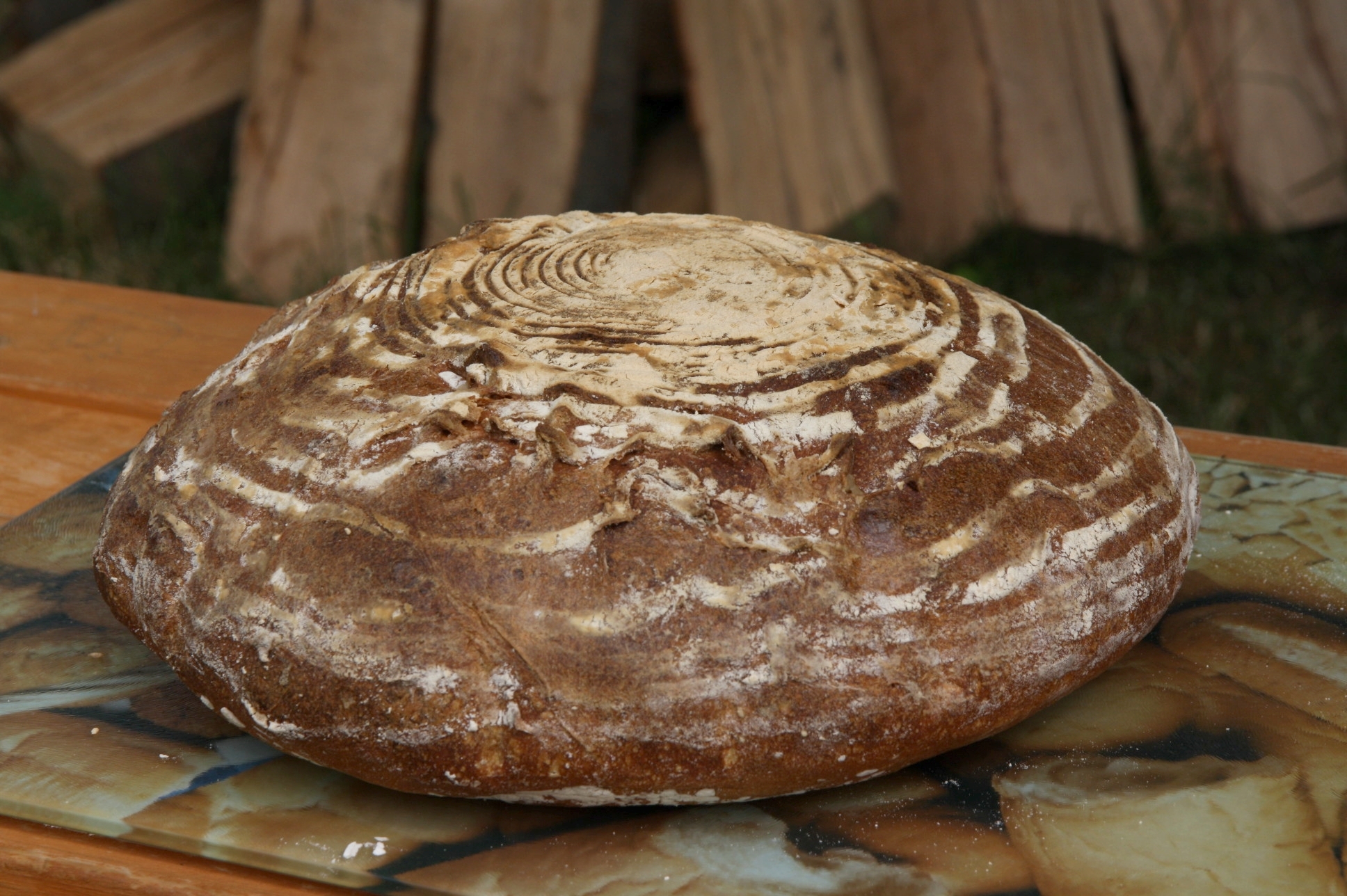 kváskový chleba z pece na dřevo